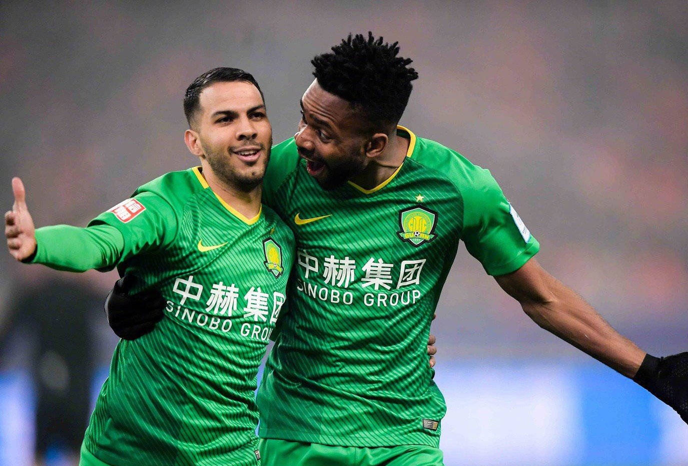 中场球员在 中场球员在